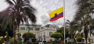La Bandera de Ecuador a media asta en los exteriores de la Canciller&iacute;a.