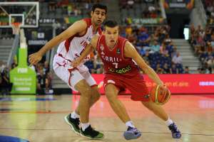 Nemanja Bjelica supera la marca de un jugador iran&iacute; en partido disputado esta ma&ntilde;ana en Granada (Espa&ntilde;a). Foto: AFP