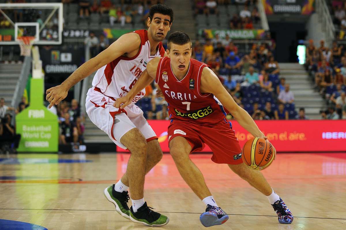 Nemanja Bjelica supera la marca de un jugador iran&iacute; en partido disputado esta ma&ntilde;ana en Granada (Espa&ntilde;a). Foto: AFP