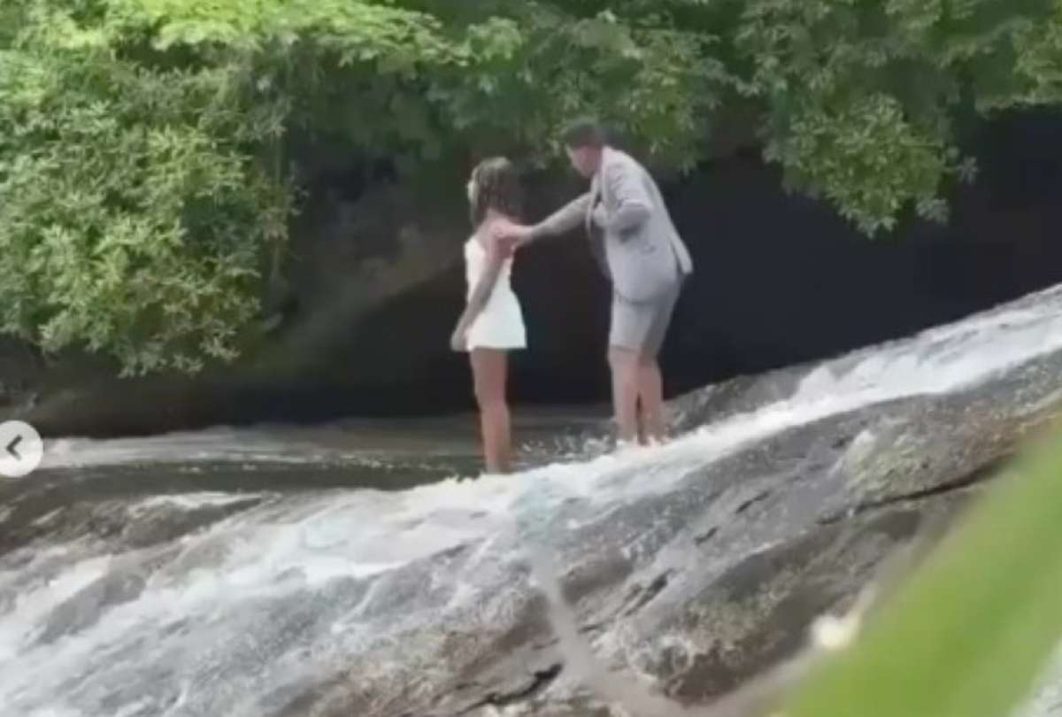 Un joven cayó por una cascada al momento de pedir matrimonio a su novia.