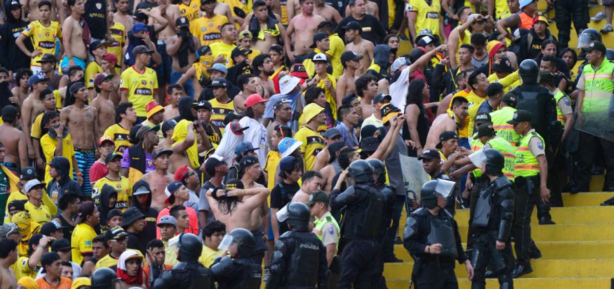 Miembros de la Polic&iacute;a Nacional intentan controlar a los hinchas que protagonizaron actos vand&aacute;licos en la parte baja de la general sur, del estadio Monumental.