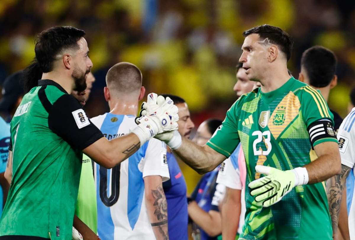 "Dibu" Martínez cuestiona el arbitraje tras perder con Ecuador