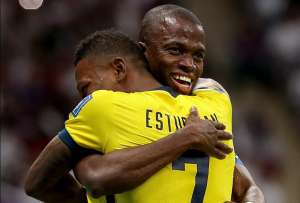 Énner Valencia (der.) marcó tres goles en la fase de grupos del Mundial de Qatar 2022. 