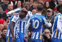 Enock Mwepu, autor del segundo gol, abraza a Moisés Caicedo, como agradecimiento por su asistencia