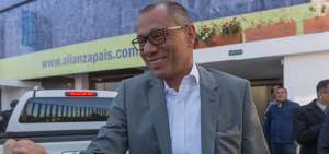El vicepresidente Glas saluda con simpatizantes antes de entrar a una reuni&oacute;n con el bloque de Alianza PAIS.