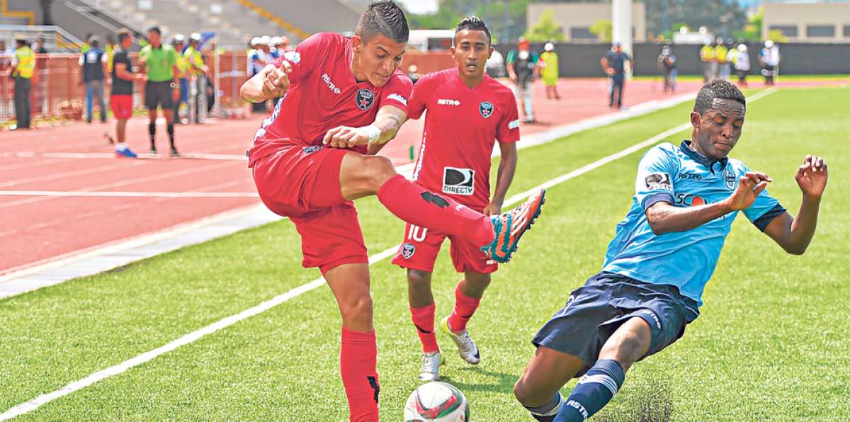 El juvenil de River (izq.), Andr&eacute;s Bravo, centra ante la marca de Wilmer Godoy; atr&aacute;s Danny Luna observa. Foto: William Orellana / El Tel&eacute;grafo