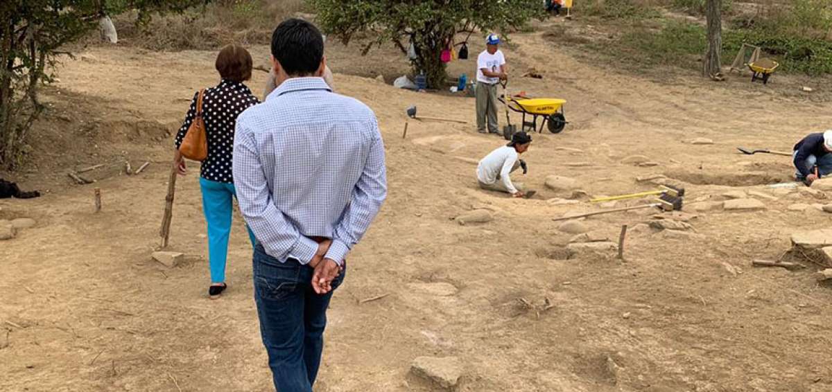El terreno est&aacute; ubicado sobre el acantilado que est&aacute; a 200 metros de altura las rocas son abundantes