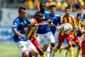 El volante de Aucas, &Aacute;lex Bola&ntilde;os (der.), intenta quitarle la pelota al delantero Luis Santana, del Deportivo Cuenca. Foto: Marco Salgado/El Tel&eacute;grafo