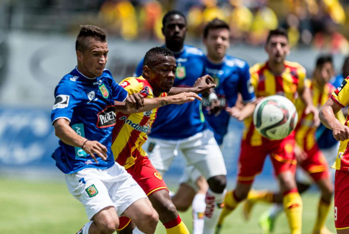 El volante de Aucas, &Aacute;lex Bola&ntilde;os (der.), intenta quitarle la pelota al delantero Luis Santana, del Deportivo Cuenca. Foto: Marco Salgado/El Tel&eacute;grafo