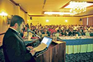Jos&eacute; Centanaro, secretario t&eacute;cnico del mar, indic&oacute; el provecho que se puede sacar del mar territorial. Foto: Rodolfo P&aacute;rraga.