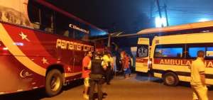 Dos buses, una camioneta y un carro chocaron en la v&iacute;a Al&oacute;ag - Santo Domingo