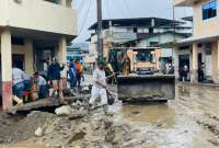 En La Maná se produjo desbordamientos de ríos que inundaron y destruyeron calles y casas