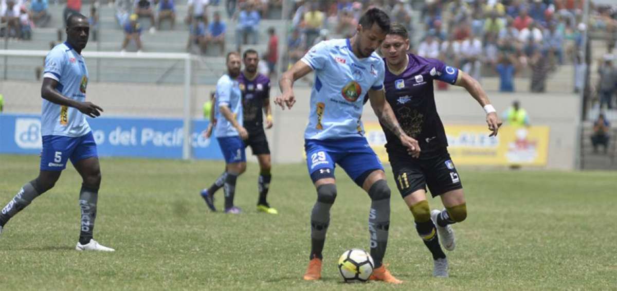 Macar&aacute; aprendi&oacute; a jugar de visita y alcanz&oacute; el liderato