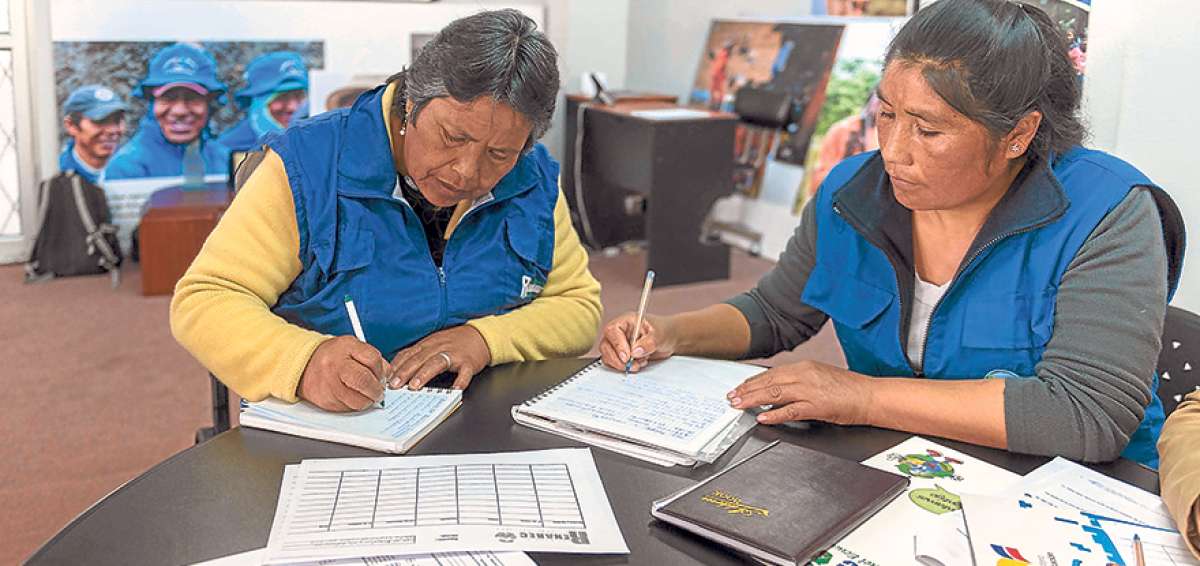Juana Iza (izq.) y Elvia Pisu&ntilde;a, socias de Renarec, participar&aacute;n en los programas educativos del MinEduc.
