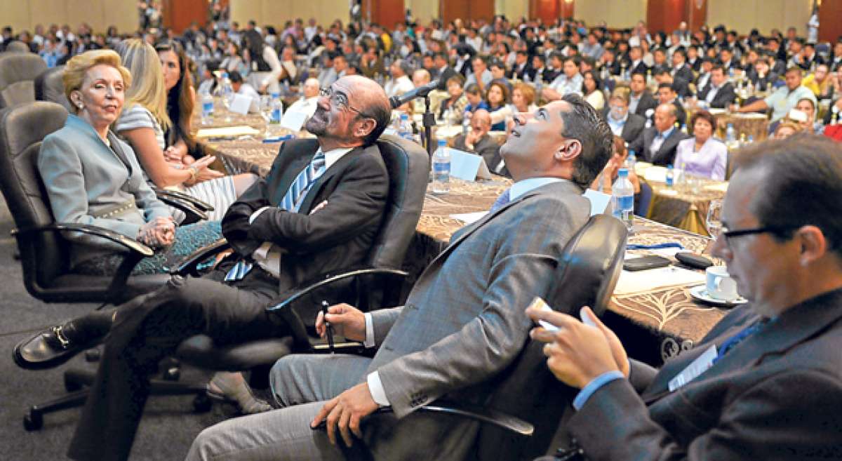 El periodista mexicano Fernando del Rinc&oacute;n (tercero desde la izquierda) particip&oacute; con el tema &lsquo;Libertad de expresi&oacute;n&rsquo; en el congreso de la FIE. Foto: Eduardo Escobar/El Tel&eacute;grafo