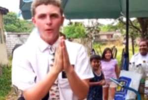Misioneros se vuelven virales en Ecuador por promocionar granizados mientras predican. 