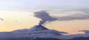 La nube de gases expulsados desde el volc&aacute;n tiene direcci&oacute;n a occidente. Foto: Tomada de @Seguridad_Ec