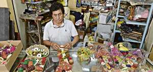 Tambi&eacute;n tiene pulseras tejidas en hilo, hechas de tagua, corteza de coco y de otros productos t&iacute;picos.   