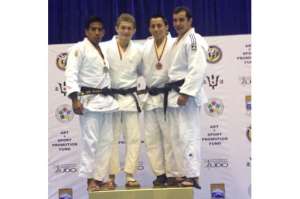 Lenin Preciado (segundo desde la izquierda) gan&oacute; una medalla de oro en Barbados. Foto cortes&iacute;a de la FEJ