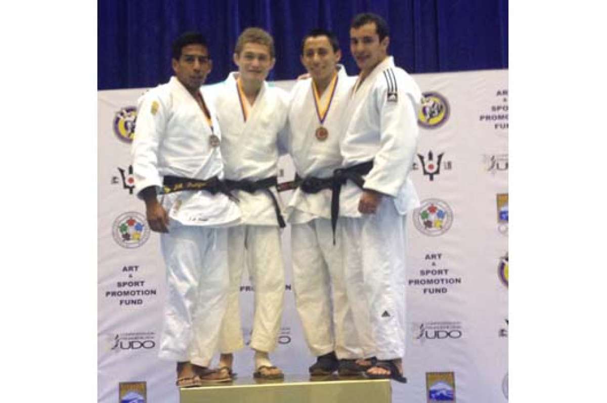 Lenin Preciado (segundo desde la izquierda) gan&oacute; una medalla de oro en Barbados. Foto cortes&iacute;a de la FEJ