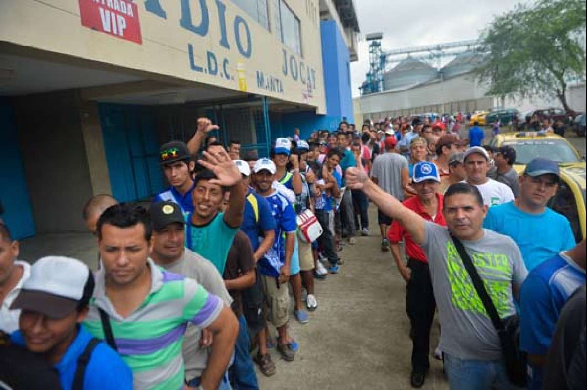 Hinchas azules en Manta esperan una victoria en la Libertadores. Foto: Rodolfo P&aacute;rraga / El Tel&eacute;grafo.