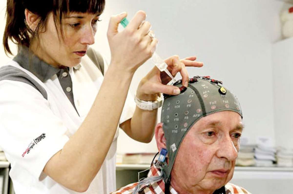 La tecnolog&iacute;a se basa en se&ntilde;ales del electroencefalograma registradas por electrodos colocados en la cabeza. Foto: EFE