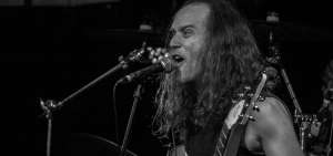 Los hermanos Hugo (foto) y Mario Uribe dejaron la banda Dark Millenium (death metal) en 1992. Ese fue el antecedente de Witchtrap.