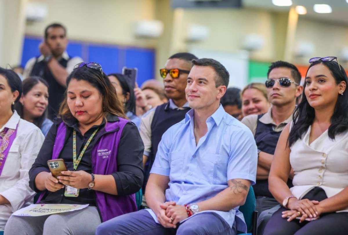 El presidente Noboa participó en la incorporación de nuevos profesionales DECE durante un evento en Guayaquil.