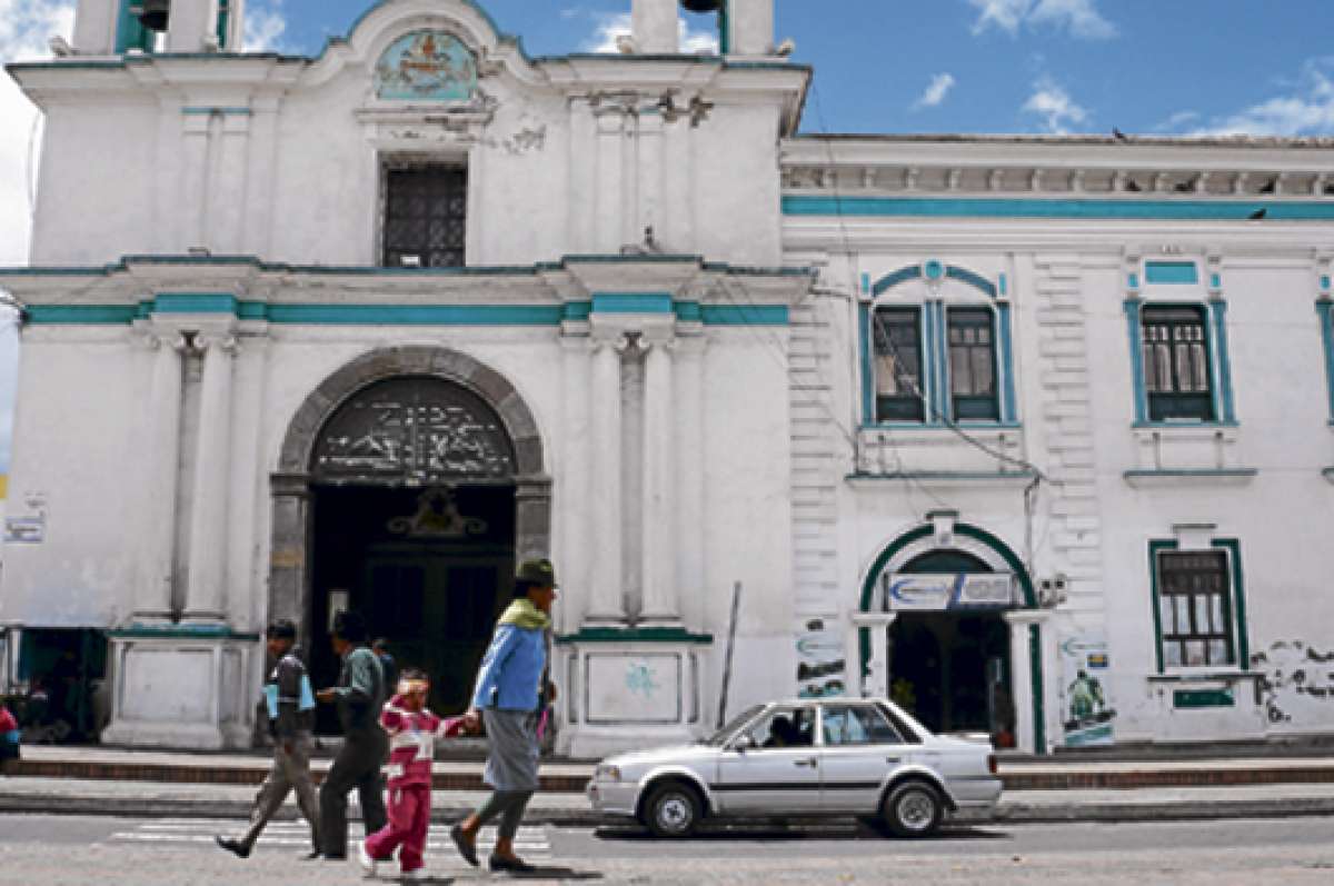 En este templo cat&oacute;lico se venera a la Virgen de El Quinche y a san Agust&iacute;n que es el patrono del lugar y que los fieles aseguran que es milagroso. Fotos: Silvia Osorio / para El Tel&eacute;grafo