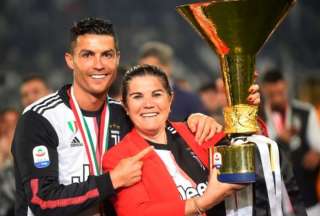 Cristiano Ronaldo y su madre durante su etapa en Italia