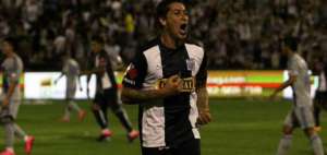 Ib&aacute;&ntilde;ez celebra el primer gol convertido a Emelec en la Noche Blanquiazul.