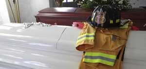 Una vestimenta de bomberos estaba sobre el f&eacute;retro del menor de seis a&ntilde;os que perdi&oacute; la vida junto a su madre el lunes 25 de febrero de 2020.