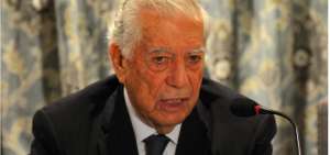 El premio Nobel de Literatura Mario Vargas Llosa habla durante una rueda de prensa.