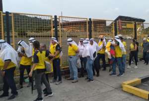 Hinchas de Ecuador llegan disfrazados de árabes al estadio Monumental