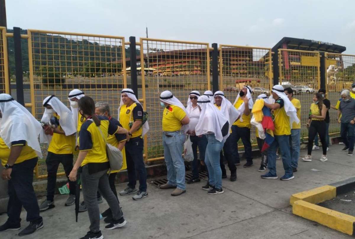 Hinchas de Ecuador llegan disfrazados de árabes al estadio Monumental