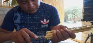 El artesano Donaciano S&aacute;nchez trabaja en la fabricaci&oacute;n de popotes ecol&oacute;gicos en el estado de Oaxaca.