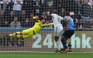 Andre Ayew (blanco) se adelanta a la marca de Jan Vertonghen (celeste) y remata de cabeza al arco defendido por Hugo Lloris, para abrir el marcador. Foto: AFP