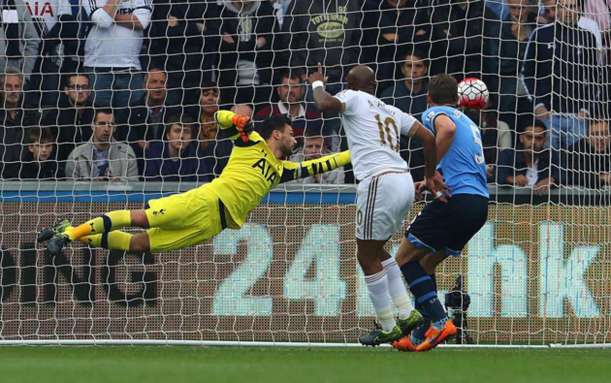 Andre Ayew (blanco) se adelanta a la marca de Jan Vertonghen (celeste) y remata de cabeza al arco defendido por Hugo Lloris, para abrir el marcador. Foto: AFP