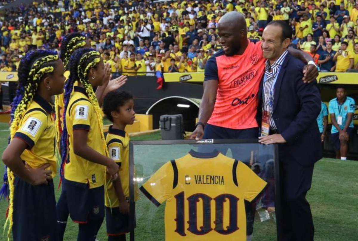 La FEF rindió homenaje a Enner Valencia