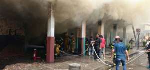 5 personas resultaron heridas durante incendio en tapicer&iacute;a