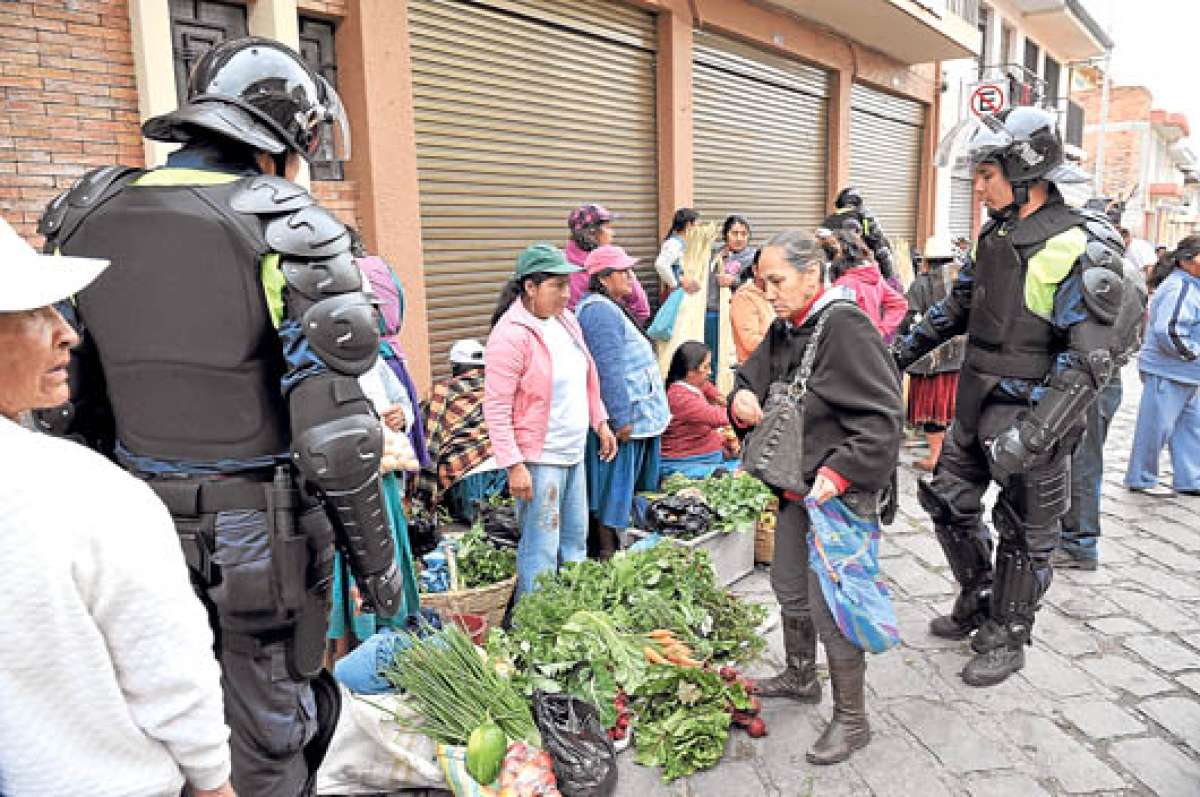 Las aceras de la calle Antonio Valdivieso fueron ocupadas por decenas de comerciantes en los &uacute;ltimos d&iacute;as. Foto: Jos&eacute; Luis Llivisaca.