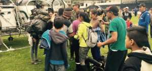 Los ciudadanos rescatados se reencontraron con su familia en el estadio del cant&oacute;n Ba&ntilde;os. 