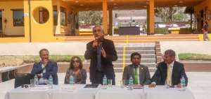 Gustavo Baroja, (centro), prefecto de Pichincha, durante la firma del convenio. 
