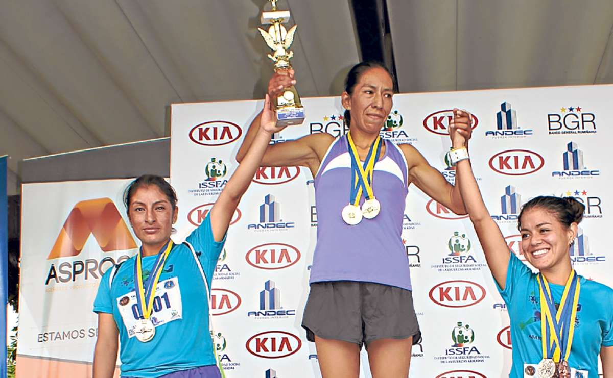 La vencedora de los 16K en la rama femenina fue Graciela Morocho (centro), quien cubri&oacute; el trayecto de la carrera en 1 hora, 3 minutos y 7 segundos. Foto: Cortes&iacute;a