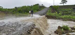 El camino vecinal que conecta a haciendas de Zapotal con el km 41 de la v&iacute;a a la Costa se destruy&oacute; parcialmente por la crecida del caudal de un canal.