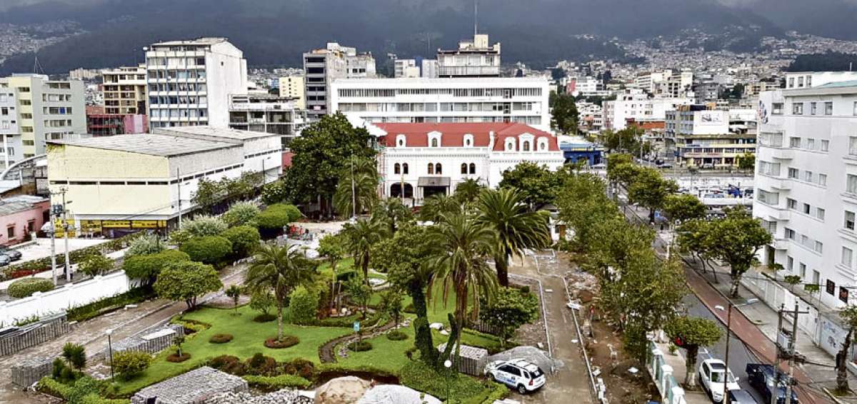 El Palacio de Najas est&aacute; ubicado en el centro norte de Quito. Entre las modificaciones se efectu&oacute; el cerramiento para reintegrarlo al espacio p&uacute;blico.