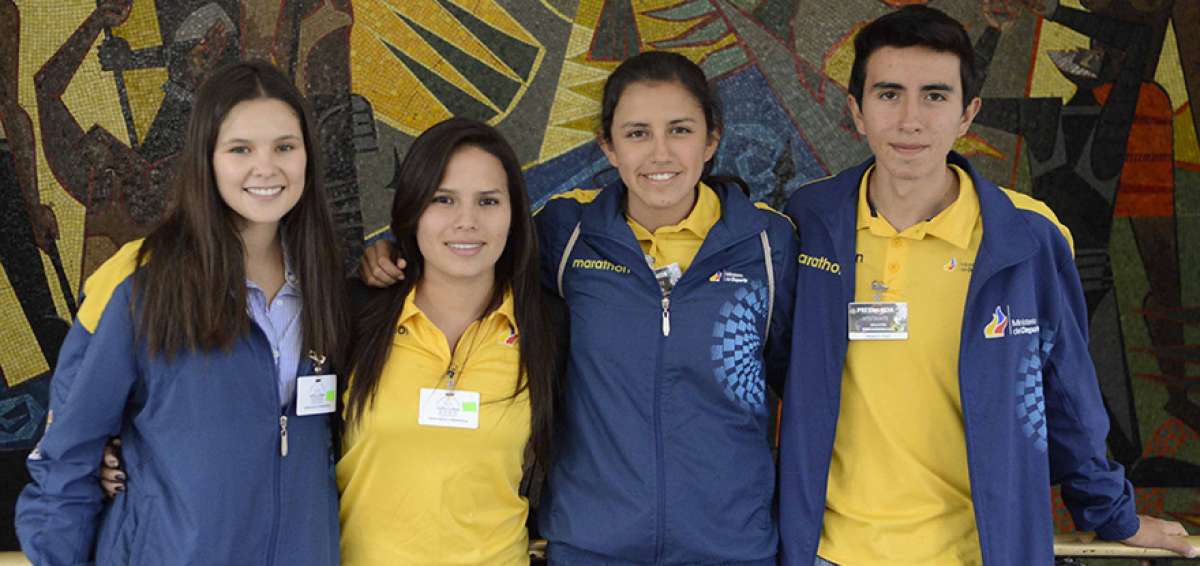 En la gr&aacute;fica, Carlos Granja posa junto con sus compa&ntilde;eras de grupo