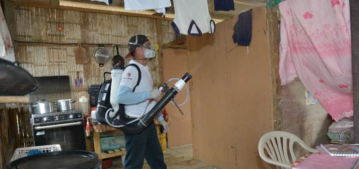 Las campa&ntilde;as de fumigaci&oacute;n para controlar los criaderos de mosquitos se efect&uacute;an en todo el pa&iacute;s. 
