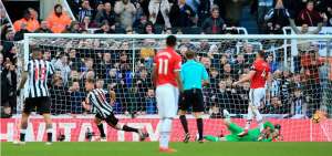 Newcastle derrota las ilusiones del M&aacute;nchester United por acercarse al City