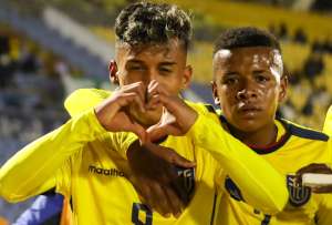 Michael Bermúdez (izquierda) festeja el segundo gol de Ecuador.